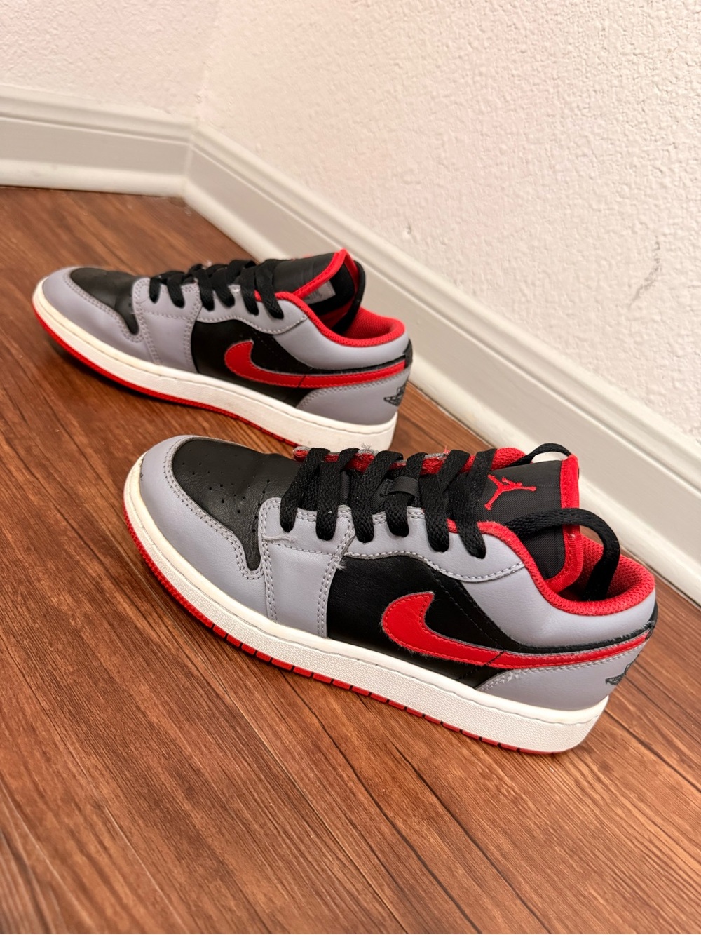 Jordan Kids Low-Top Sneakers in Black, Gray & Red